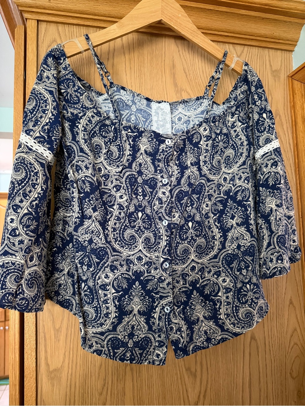 Sadie & Sage Women's Navy Paisley Cold-Shoulder Button-Front Top